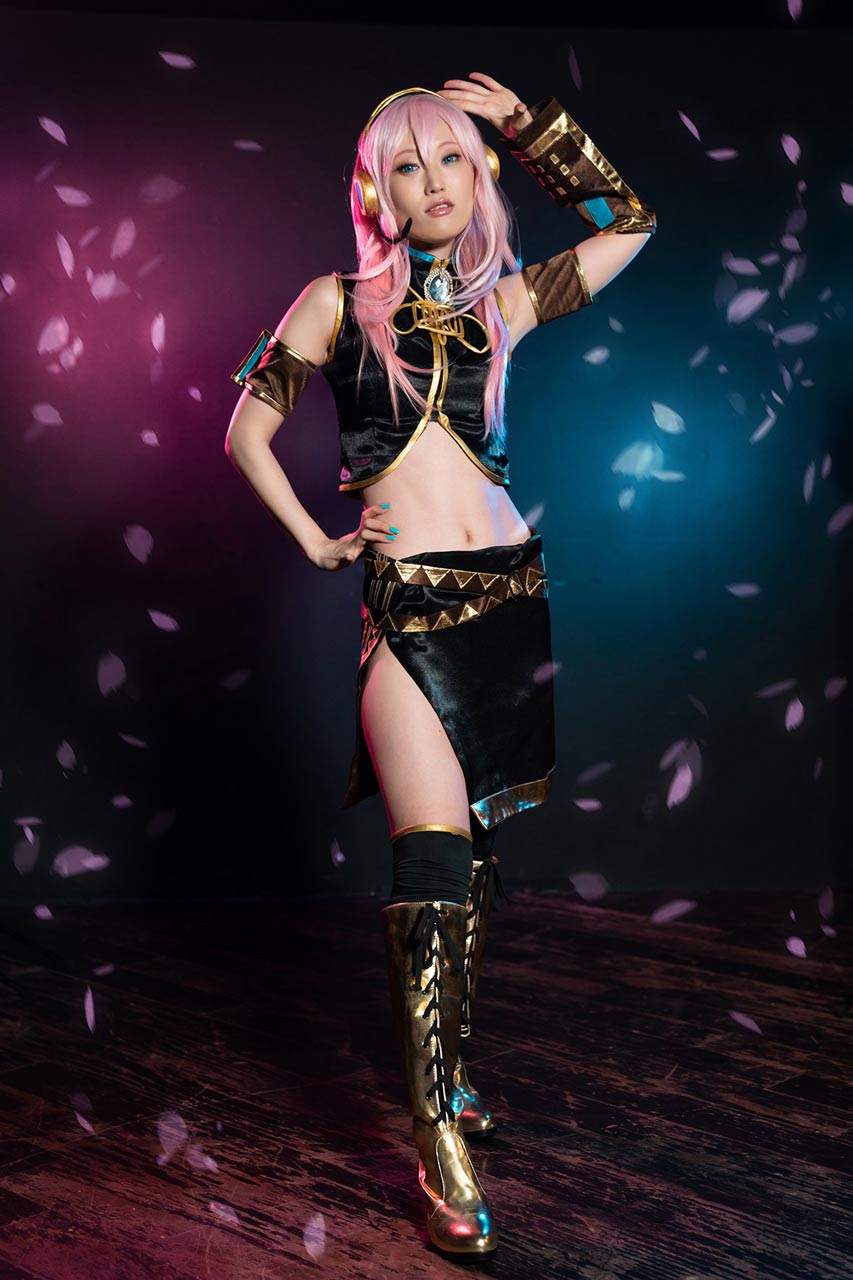 On a trip Mizuki in Cosplay, dressed as a pink-haired Fantasy princess. A Harajuku girl performing for Cospuri.