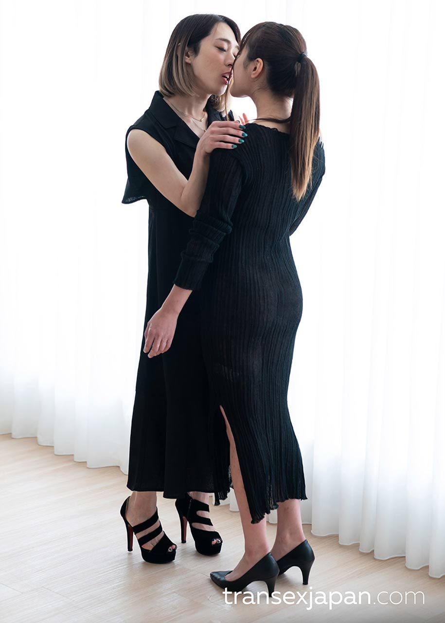 Mari Ayanami and Aya Komatsu, a trans woman and a cis girl kissing for transex Japan.